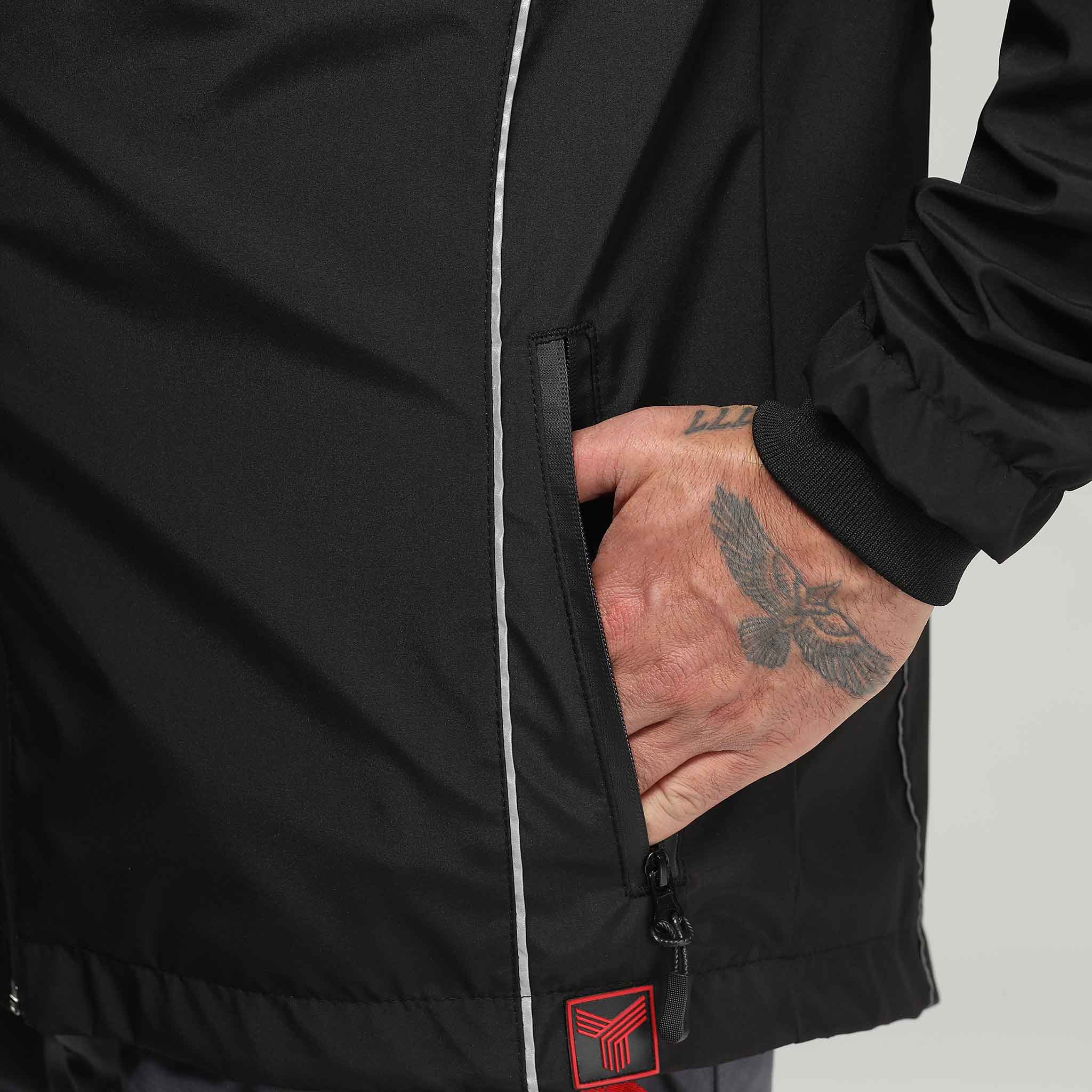 Regenjacke Schwarz mit Reflexbiesen