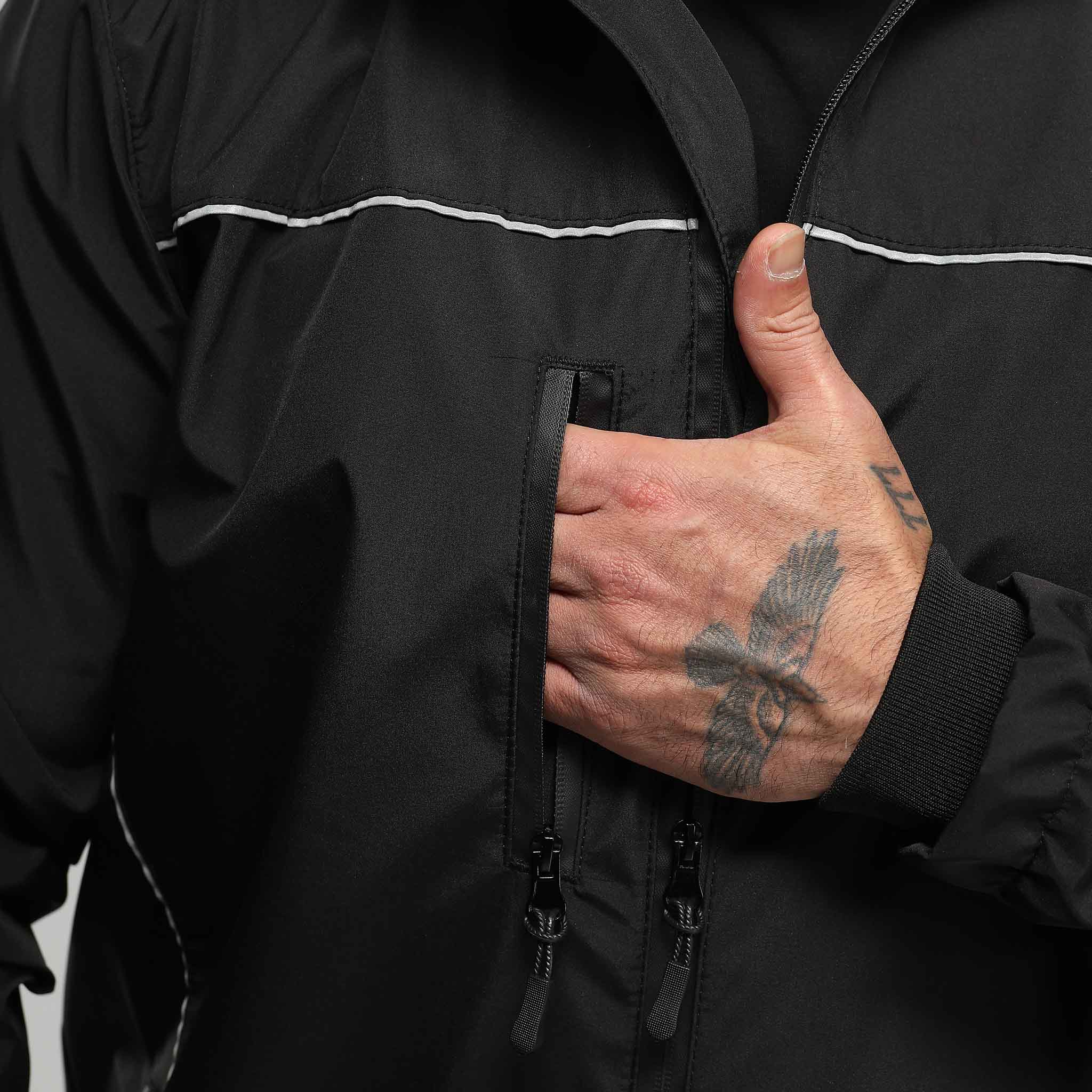 Regenjacke Schwarz mit Reflexbiesen